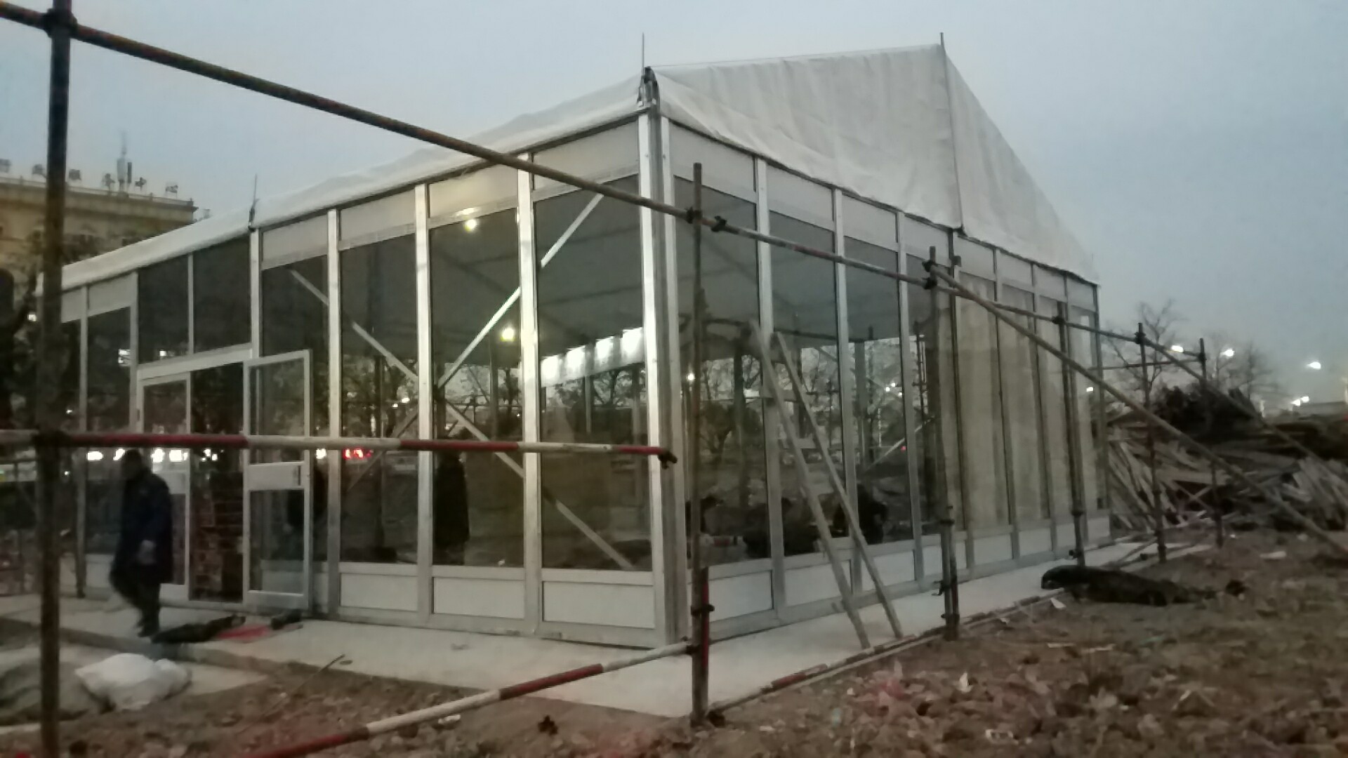 安徽蚌埠“中粮”临时售楼处玻璃精品篷房